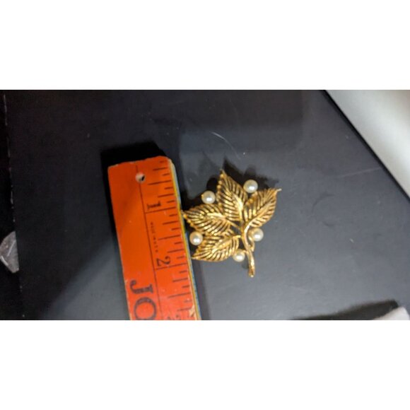 Vintage Lisner Gold Tone Leaf Brooch With Faux Pearls - Picture 9 of 9